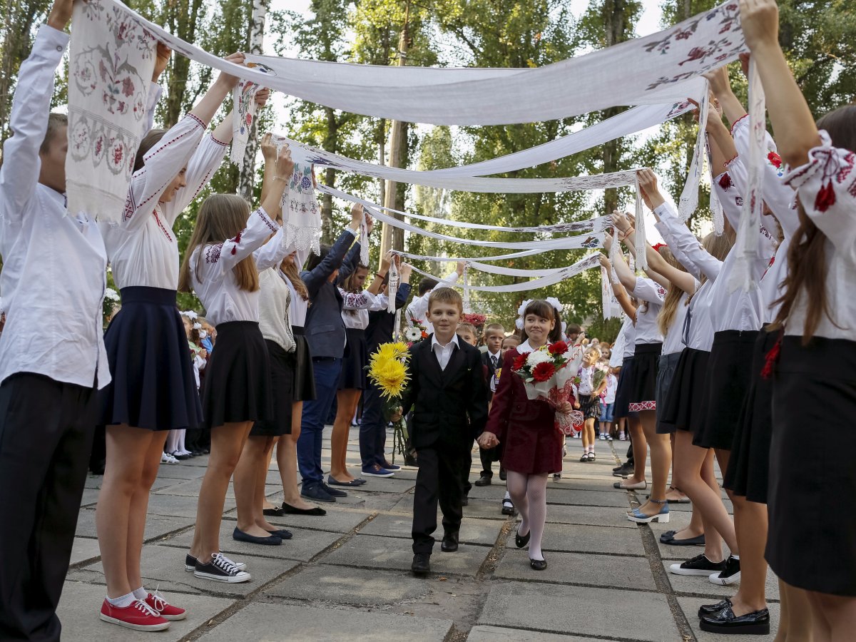 Những anh chị khóa trên đang chào mừng các em mới vào trường tại Ukraine (nguồn: REUTERS/Gleb Garanich)