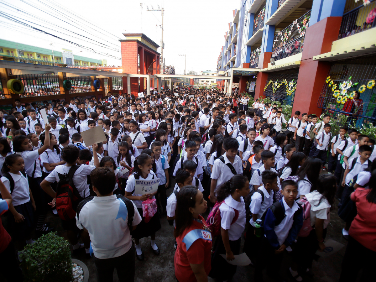 Xếp hàng dưới sân tại một trường tiểu học ở Phi-lip-pin (nguồn: AP Photo/Aaron Favila)
