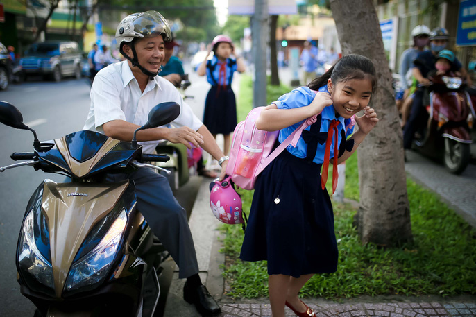 Một em học sinh trường tiểu học Đinh Tiên Hoàng, Hồ Chí Minh vui vẻ khi tới trường (ảnh Hoàng Triều, báo Người lao động)