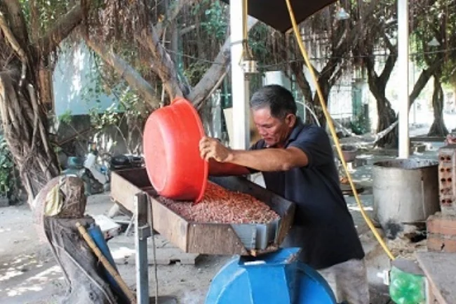 Chiếc máy ép dầu lạc do ông Trương sáng chế ra chạy tốn ít điện. Nếu mất điện thì người vận hành máy dùng tay để ép. 