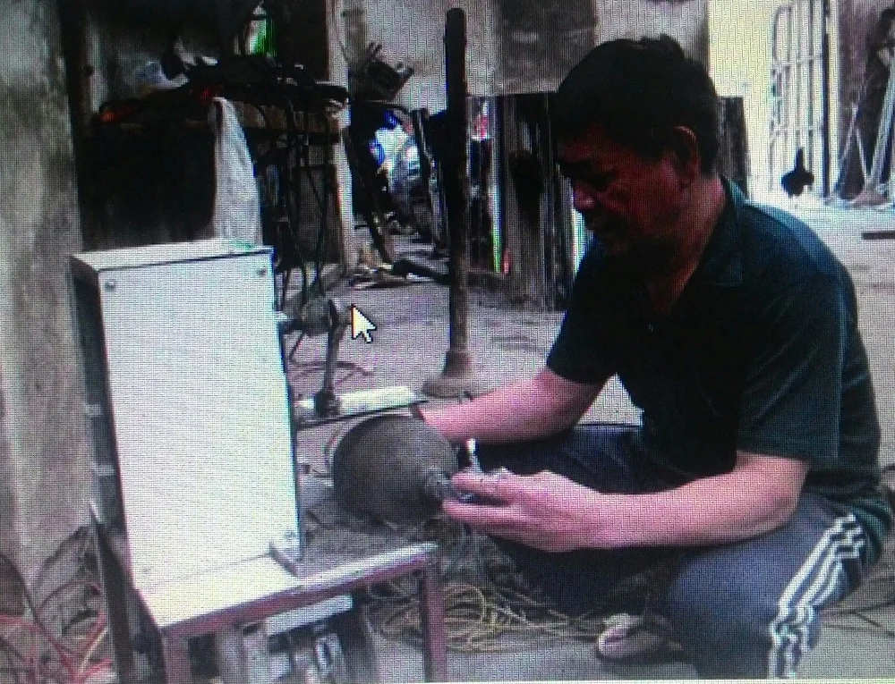 Ông Nguyễn Hữu Mùi bên sản phẩm của mình.