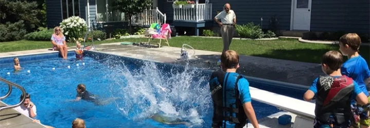 Ông 94 tuổi xây hẳn bể bơi miễn phí trong nhà cho trẻ em chơi để bớt cô đơn