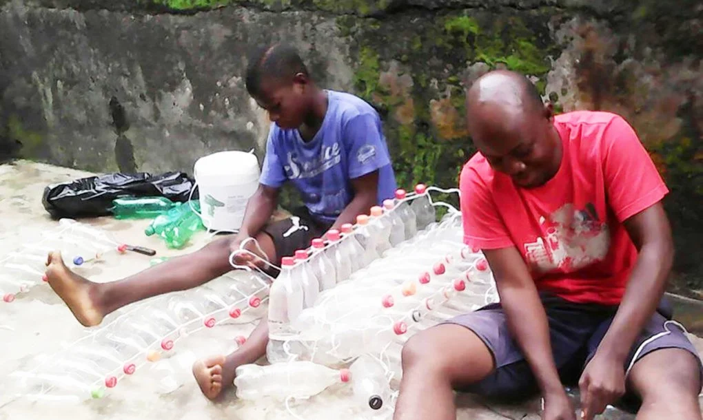 Sinh viên Cameroon tái chế chai nhựa để dựng thuyền