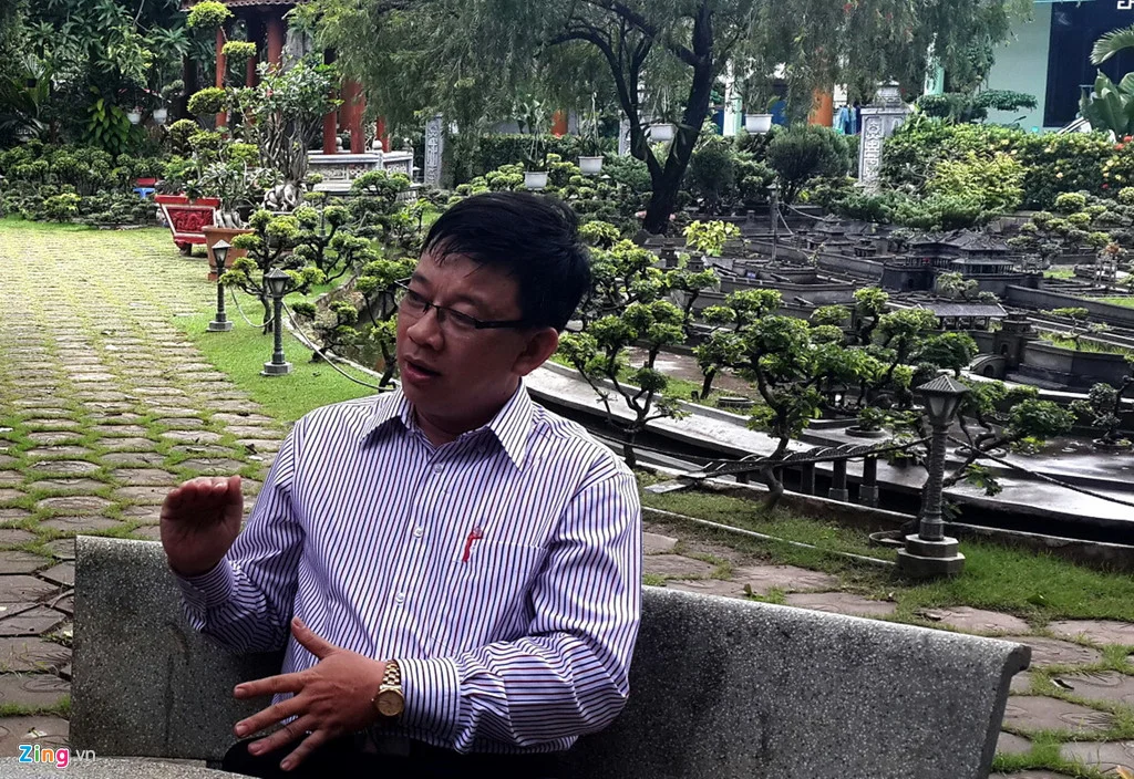 Điều thôi thúc anh làm công trình “Huế thu nhỏ” này một phần vì gia đình. Ba mẹ anh thường kể về xứ Huế với niềm say sưa quyện lẫn nỗi nhớ quê hương da diết khiến anh không khỏi chạnh lòng. "Ba mạ ngày càng già yếu, không thể mỗi lần nhớ Huế là đi về thăm quê được nên tôi quyết chí phải làm sao để mỗi sớm mai thức dậy là ba mạ thấy Huế trước mắt mình rồi", anh Tùng tâm sự. 