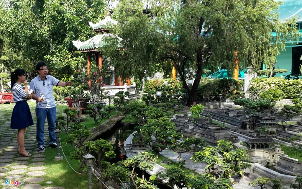 Bên cạnh đó anh muốn làm điều gì đó cho quê hương, anh muốn Huế thu nhỏ còn được xem là giáo cụ học tập trực quan đầy sinh động cho nhiều học sinh, sinh viên. Khi công trình hoàn thành, bà con họ hàng kéo đến tham quan ngày càng đông, ba mẹ anh rất vui mừng. Từ năm 2007 đến nay, Ngự Lãm Viên đã đón hàng trăm ngàn khách từ nhiều nơi đến tham quan, đa phần là học sinh và sinh viên. Với anh, đón thêm một người khách là anh đón thêm một niềm vui, bởi ước nguyện của anh đã được thêm một người hiểu và chia sẻ.