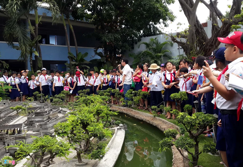 Rồi tiếng lành đồn xa, các trường học bắt đầu gửi học sinh đến học ngoại khóa để tìm hiểu về văn hóa, lịch sử Huế. Anh Tùng tâm niệm, anh làm công trình Ngự Lãm Viên không phải để kinh doanh du lịch nên tất cả mọi người đến đây tham quan đều được miễn phí. Không những vậy, ngoài thời gian đi làm, khách và các đoàn đến tham quan còn được anh Tùng giảng về lịch sử, văn hóa, kiến trúc Huế. 
