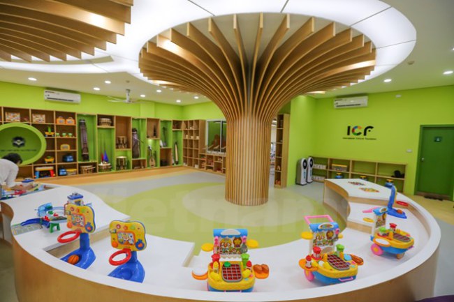  Thư viện được sơn chủ đạo màu xanh lá cây với cảm hứng là Cây ước mơ (Dream Tree) được thiết kế trên nền tảng 2 cột trụ bê tông lớn của tòa nhà nhằm khơi gợi trí tưởng tượng, nuôi dưỡng ước mơ của các em thiếu nhi. (Ảnh: Minh Sơn/Vietnam+) 