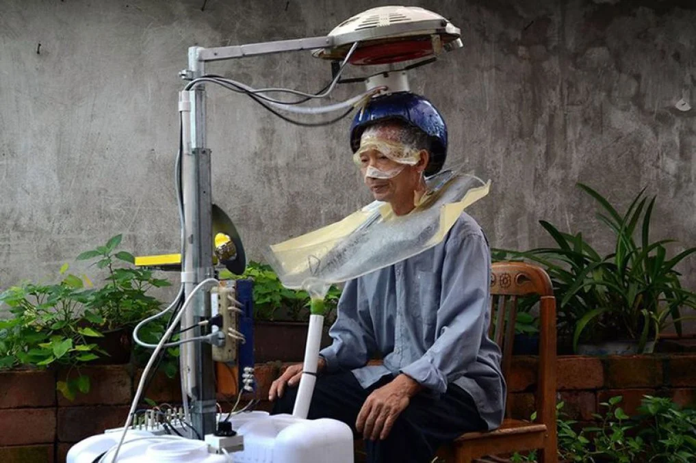 Người thanh niên Trung Quốc tự chế chiếc máy gội đầu từ mũ bảo hiểm trong 16 năm