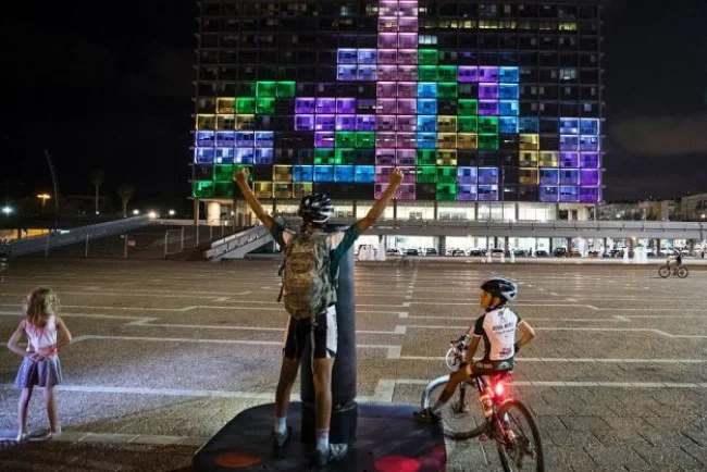 Tel-Aviv%u2019s-building-transformes-into-Giant-Tetris-Game-in-Israeli-8.jpg