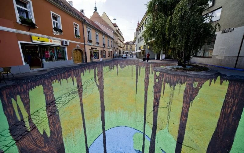  Tác phẩm hang động kì lạ này nằm trên một con phố ở Ptuj, Slovenia do nghệ sĩ Edgar Mueller ‘tạo ra’. 