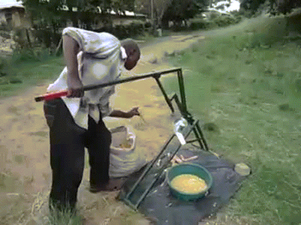 Người dân Châu Phi cũng có những sáng tạo riêng đối với việc tách hạt ngô. Nhưng so ra có vẻ phức tạp và không năng suất như của nông dân Việt Nam mình.