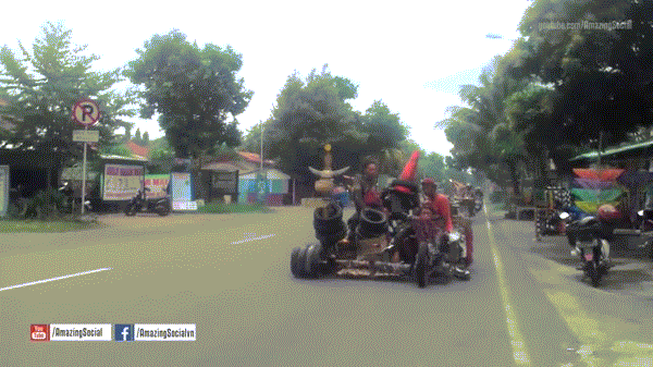 Xe máy mà không chở được 5,6 người thì vứt đi thôi.