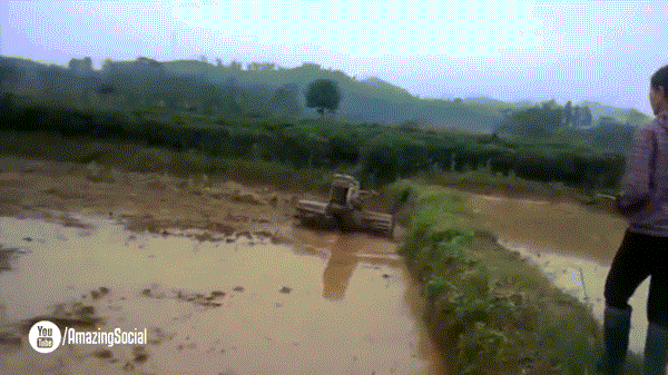 Chỉ cần gắn chút thiết bị là bạn đã có con xe biết cày ruộng rồi.