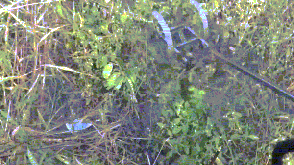 Chỉ cần 2 bánh xe và lưỡi dao là đã có máy cắt cỏ rồi.