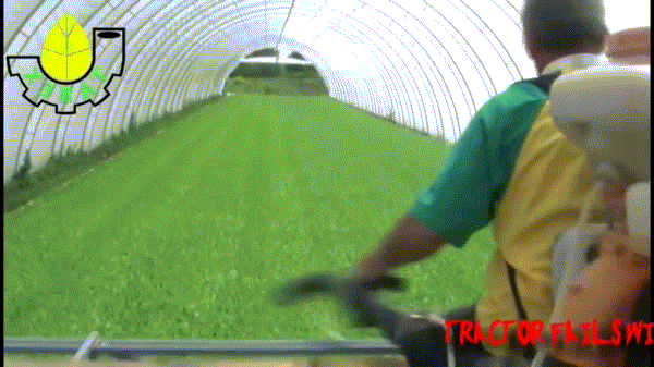 Máy phun thuốc tự động chạy bằng cơm.