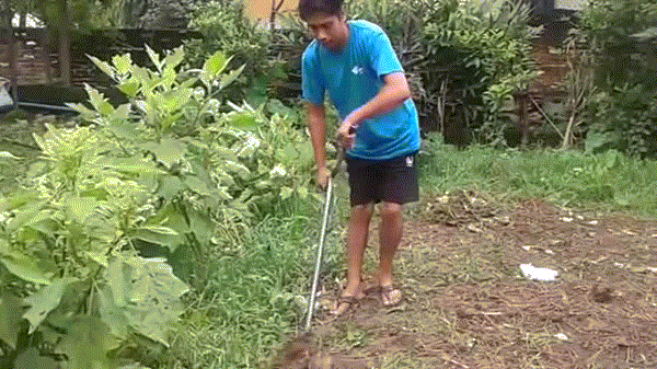 Xe đạp hỏng thì vẫn có thẻ biến thành xẻng này.