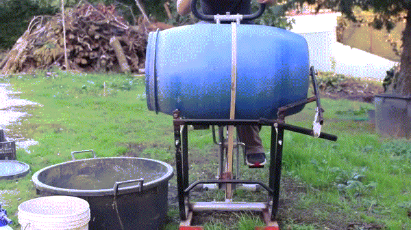 Vừa trộn bê tông vừa tập thể dục thì còn gì bằng