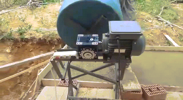 Máy bơm không chỉ có tác dụng bơm nước đâu nhé.