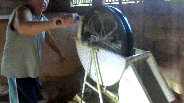 Với phao nước và một chiếc bánh xe là bạn đã có ngay một chiếc máy bơm xịn rồi