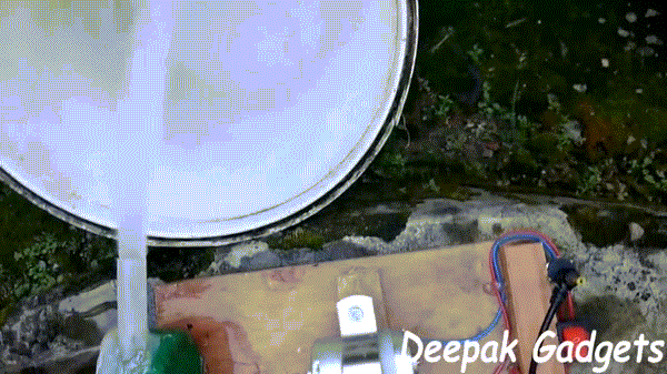 không ngờ động cơ xe đồ chơi có thể bơm nước khỏe thế này.