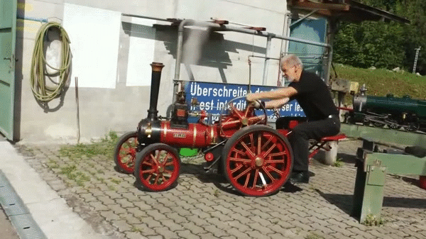 Xe chạy bằng đầu máy xe lửa thế này mới chất