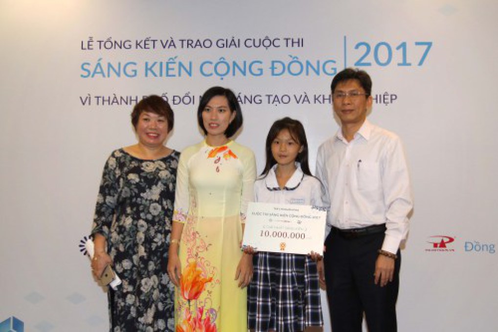 Ông Nguyễn Việt Dũng, Giám đốc Sở Khoa học và Công nghệ TP.HCM (phải), Bà Lương Thị Bích Ngọc (ngoài cùng bên trái), Tổng biên tập Tạp chí Khám phá, chụp ảnh lưu niệm với tác giả đoạt giải nhà sáng kiến cộng đồng. Ảnh: Hà Thế An.