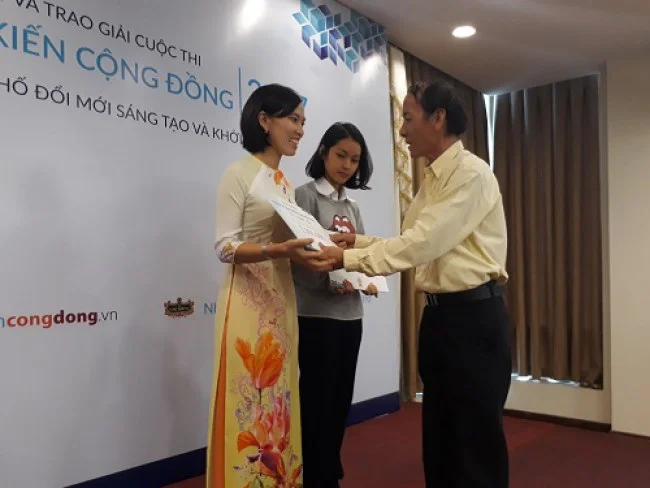 Cô Trịnh Thị Minh Hương, giáo viên trường THPT Phú Nhuận nhận giải Nhì dành cho hạng mục nhà sáng kiến cộng đồng. Ảnh: Hà Thế An.