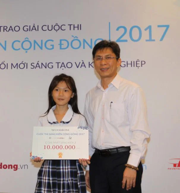Giái nhất cuộc thi thuộc về nhóm sáng kiến chế áo phao từ chai nhựa của học sinh Cần Giờ.
