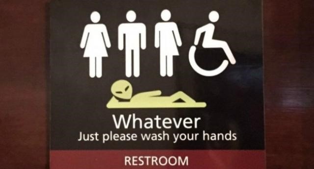  Toilet ở một nhà hát của Newzealand. Bất kể bạn thuộc giới tính nào, xin mời vào, khỏi cần phân biệt! 