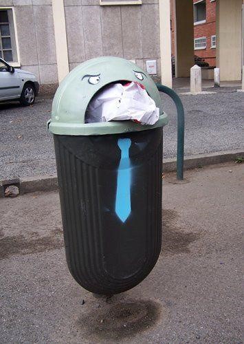  Một thùng rác đau khổ nhưng lịch sự với chiếc cà vạt đồng phục công sở khiến mọi người không thể không bật cười trên đường phố Bristol, Anh. 