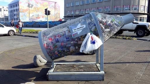  Chai để đựng rác thải chai lọ, quá lô-gíc phải không nào? Thùng rác đặc biệt này được đặt tại khu phố Reykjavik, Iceland. 