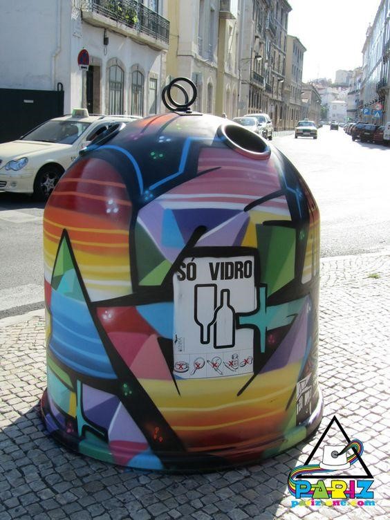  Một thùng rác đựng vỏ chai lọ ấn tượng khác được đặt trên đường phố Paris. 