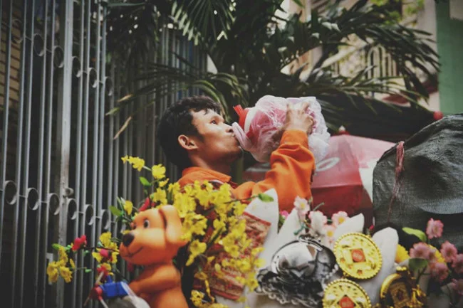 Anh Tuấn cùng vợ làm nghề thu gom rác thải và chở về điểm tập kết. Một ngày làm việc của vợ chồng anh bắt đầu từ khoảng 9 giờ sáng đến 19 giờ chiều.