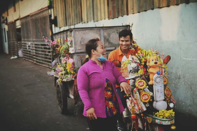 Mỗi ngày, chiếc xe không chỉ chở rác mà còn chở cả những nụ cười yêu đời của đôi vợ chồng trẻ.