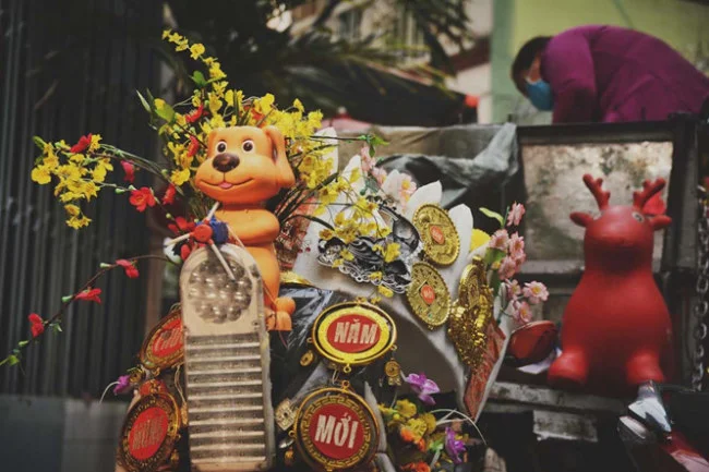 Vào dịp Tết và lễ Giáng sinh, chiếc xe của anh Tuấn sẽ càng trở nên nổi bật vì được trang trí theo chủ đề hẳn hoi. Vừa sang năm Mậu Tuất, anh đã gắn một chú chó nhặt được ngay trước đầu xe mình.