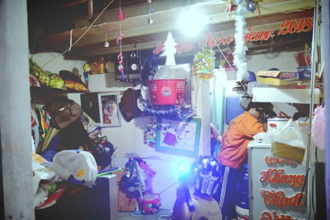 Không chỉ chiếc xe mà cả căn nhà nhỏ của anh Tuấn cũng giăng đầy những thứ anh giữ lại khi phân loại rác. Nhiều đồ chơi của cậu con trai, đồ dùng sinh hoạt trong gia đình cũng từ ấy mà có. Chị Diễm vợ anh thì chỉ xua tay, cười nói: “Ôi, ổng thích là…