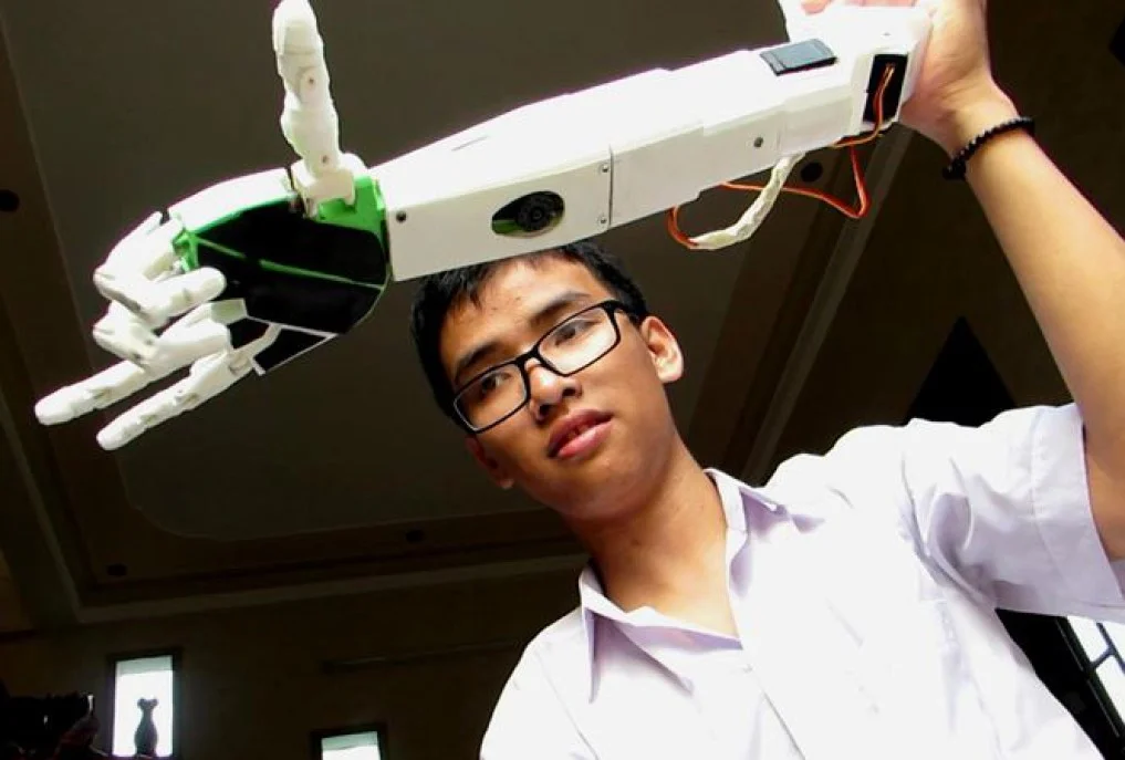 Chàng trai con người thợ sửa xe đạp và Cánh tay robot…
