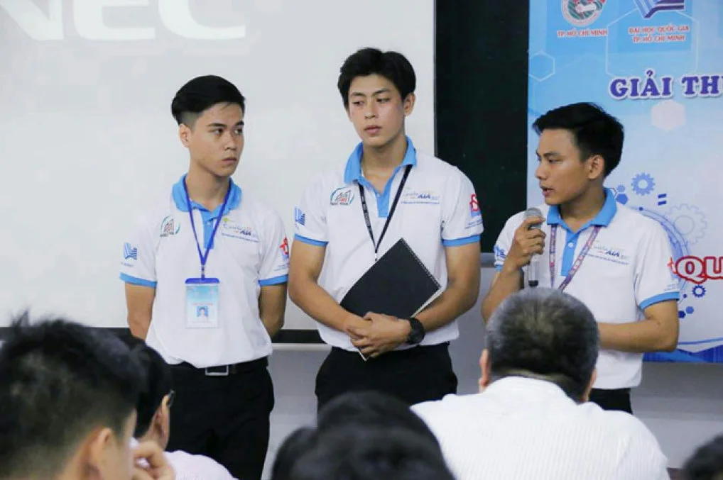 MS-003: Sinh viên ĐH Công nghệ TP.HCM biến chiếc sọt rác thông thường thành máy ép rác đa năng