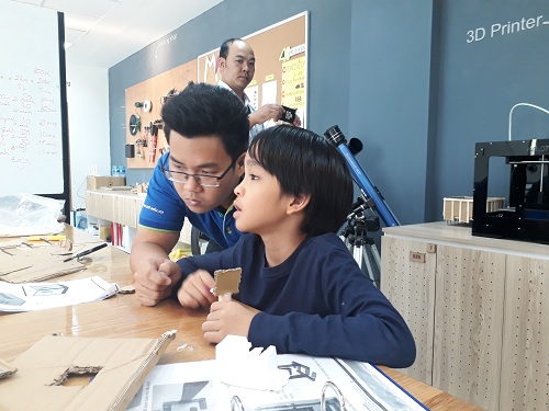  Theo anh Đinh Thiên Phúc, giáo viên phụ trách tại không gian, các bạn nhỏ có thể chia sẻ mọi ý tưởng và người giáo viên phải lắng nghe và giúp sức cho các nhà khoa học trẻ. 
