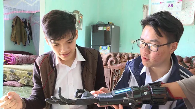 Hiện nay, trên thế giới có khá nhiều loại cánh tay robot hỗ trợ người khuyết tật. Tuy nhiên, giá thành của những sản phẩm này còn quá cao. Do đó, người khuyết tật, đặc biệt là những người có hoàn cảnh khó khăn gần như không có cơ hội tiếp cận.