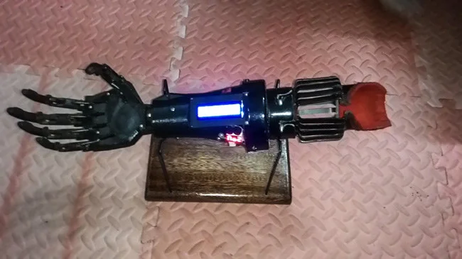 Sản phẩm này được hoạt động theo nguyên tắc điều khiển cánh tay bằng tín hiệu cơ do chính cánh tay bị mất tạo ra thông qua cảm biến EMG.