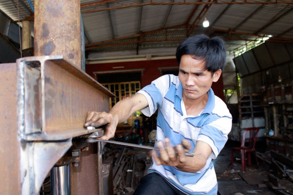 “Kỹ sư” lớp 8 Lê Hữu Minh chế tạo sản phẩm - Ảnh: CÔNG TRIỆU