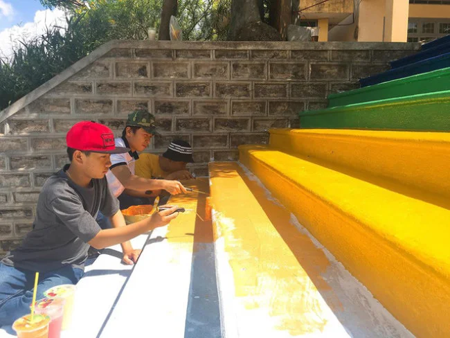 Các học sinh làm đẹp cho các bậc thang trong trường - Ảnh: TRẦN TUẤN