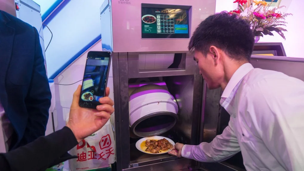 Làm hẳn một robot biết nấu ăn để đáp trả vợ hay cằn nhằn