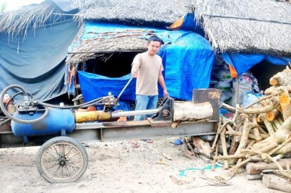 Chẳng cần bằng cấp cũng chế tạo được máy chẻ củi