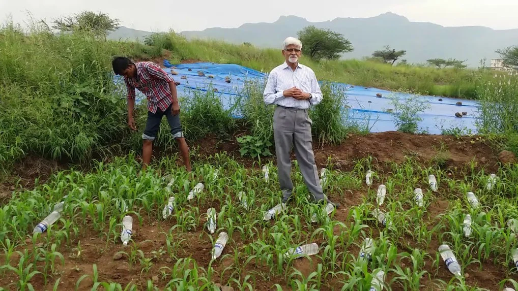 Nông dân Ấn Độ khắc phục thiếu nước bằng chai tưới nhỏ giọt
