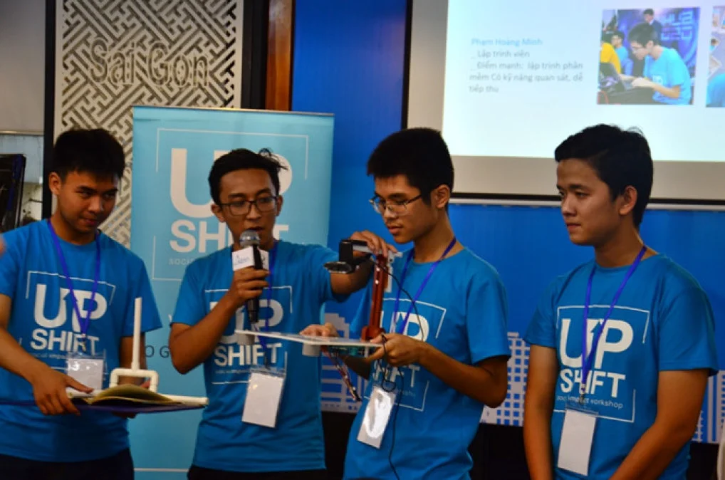 Nhóm tác giả thuyết trình về chiếc máy đọc sách dành cho người khiếm thị