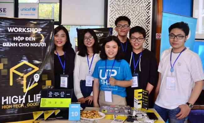 Nghi (giữa) cùng với những bạn hỗ trợ dự án hộp đen hỗ trợ cứu nạn