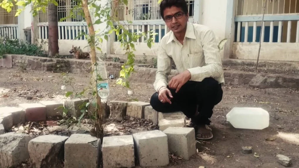 Phương pháp “chai tưới nhỏ giọt” có thể cứu những cánh đồng của người dân nghèo tại Ấn Độ