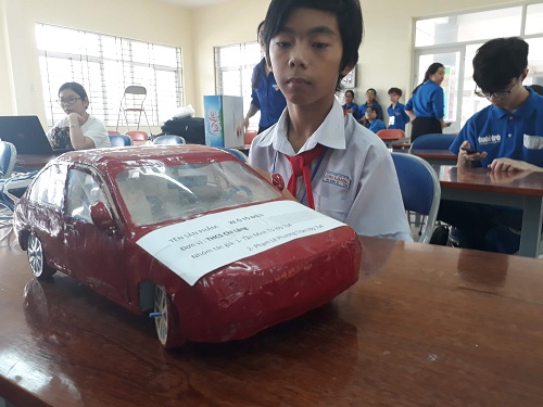  Mô hình ô tô chạy bằng mô tơ điện của em Tần Minh Tú, học sinh lớp 7  trường THCS Chi Lăng, Quận 4. Tú cho biết, em đã phải tìm hiểu hình dạng  và cấu tạo của chiếc ô tô thật bằng việc xem các hình ảnh, video trên  internet. Sau đó, Tú đã phác thảo 